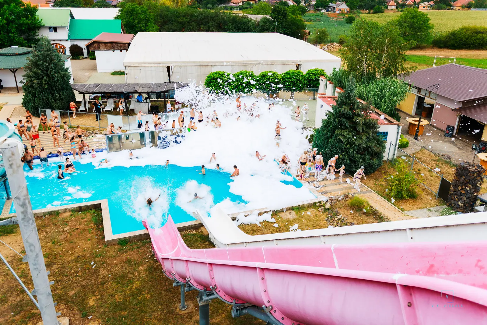 Spuma Party — ștrandul, acoperit de spumă